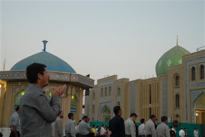 تصویری از نمازگذار در بیرون مسجد جمکران